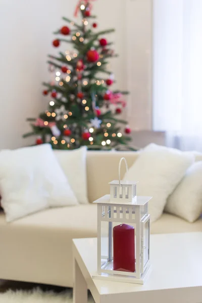 Árvore de Natal iluminada em casa — Fotografia de Stock