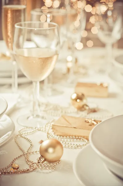 Tavola apparecchiata per una cena di Natale — Foto Stock