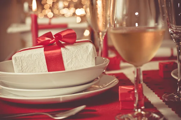 Christmas table setting in red and white — Stock Photo, Image