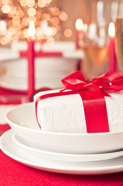 Ajuste de mesa de Navidad en rojo y blanco —  Fotos de Stock