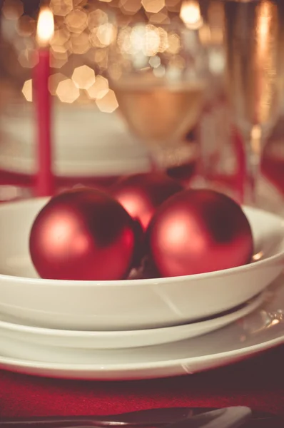 Weihnachtstisch in rot und weiß gedeckt — Stockfoto