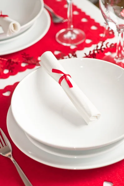 Рождественский стол в красно-белом — стоковое фото