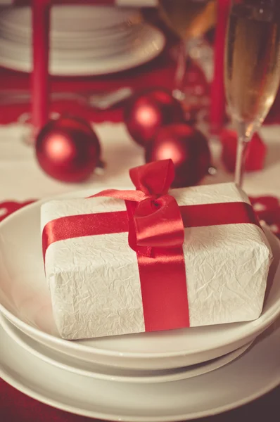 赤と白のクリスマス テーブルの設定 — ストック写真