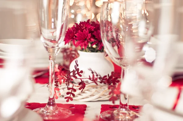 Cenário de mesa de Natal em vermelho e branco — Fotografia de Stock