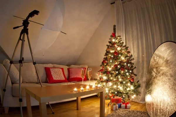 A living room lit by the glow of the Christmas tree. — Stock Photo, Image