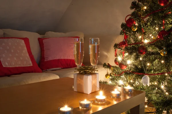 Una sala de estar iluminada por el brillo del árbol de Navidad . —  Fotos de Stock