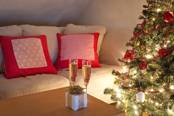 Una sala de estar iluminada por el brillo del árbol de Navidad . —  Fotos de Stock