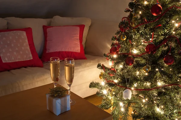 Una sala de estar iluminada por el brillo del árbol de Navidad . — Foto de Stock