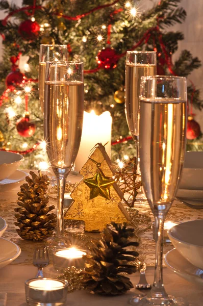 Een versierde kerst eettafel met champagne glazen — Stockfoto