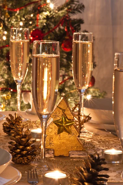 Uma mesa de jantar de Natal decorada com taças de champanhe — Fotografia de Stock