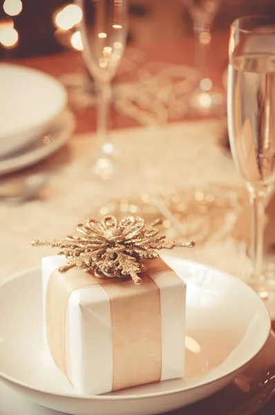 Beautiful gold place setting for Christmas — Stock Photo, Image