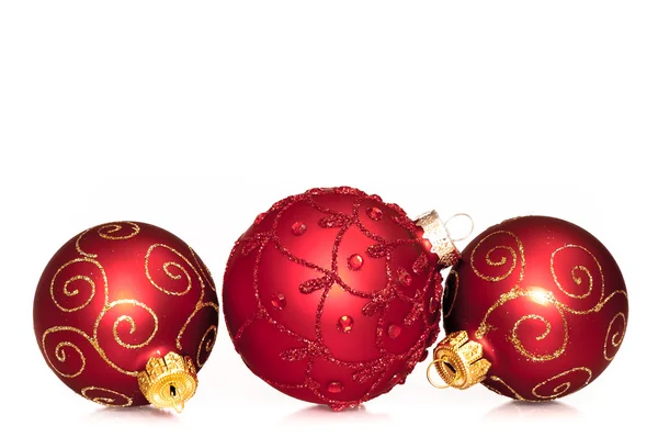 Tre palline di Natale rosse isolate su sfondo bianco — Foto Stock