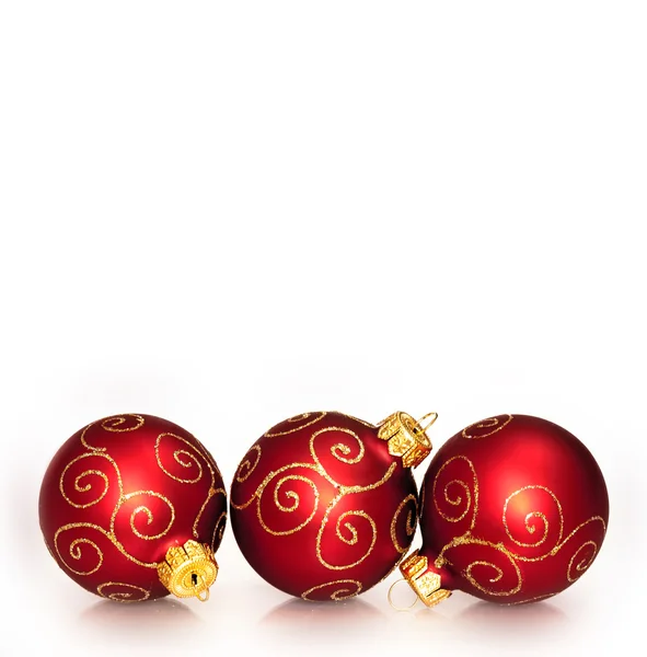 Три красных рождественских шара на белом фоне — стоковое фото