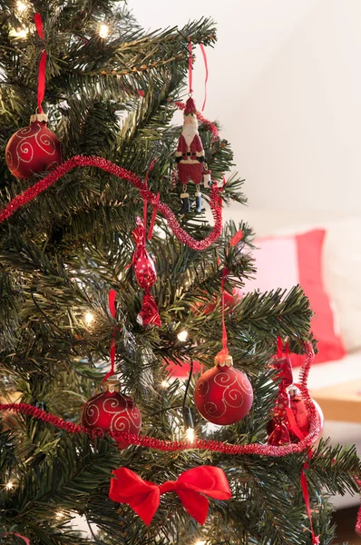 Uma sala de estar iluminada pelo brilho da árvore de Natal — Fotografia de Stock