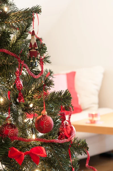 Una sala de estar iluminada por el brillo del árbol de Navidad —  Fotos de Stock