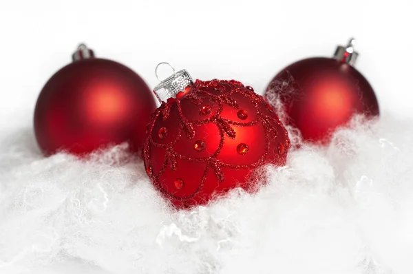 Tre palline di Natale rosse isolate su sfondo bianco — Foto Stock