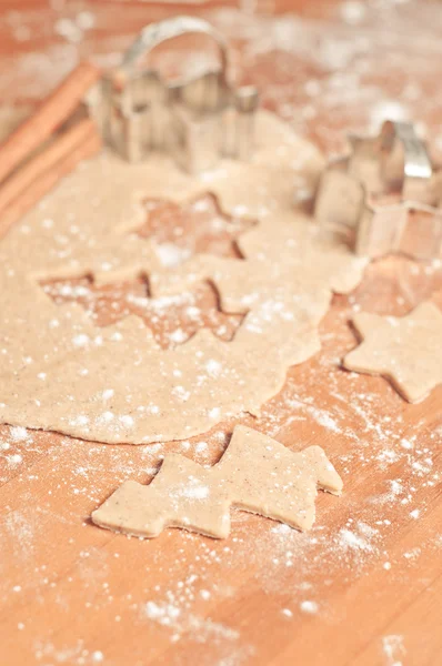 Cuocere i biscotti di Natale con motivo a stella e albero — Foto Stock