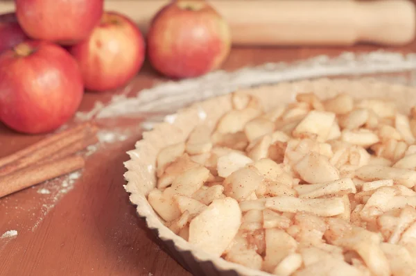 Apple pie with apples in the background — Stock Photo, Image