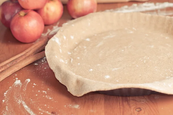 Tarta de manzana con manzanas en segundo plano — Foto de Stock