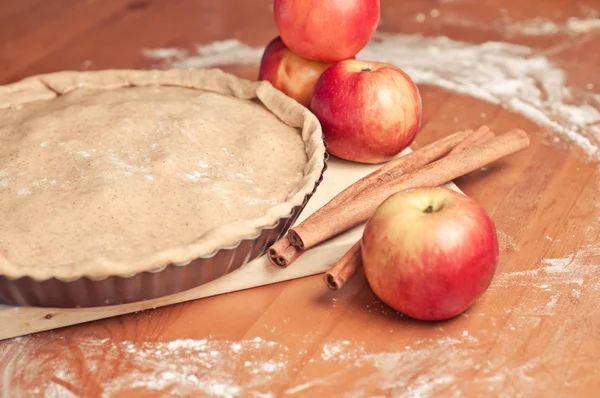 Torta de maçã com maçãs no fundo — Fotografia de Stock