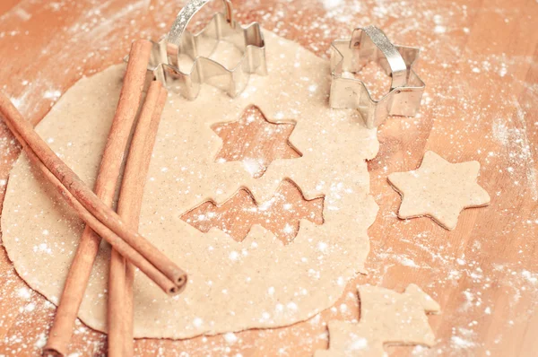 Cuocere i biscotti di Natale con motivo a stella e albero — Foto Stock