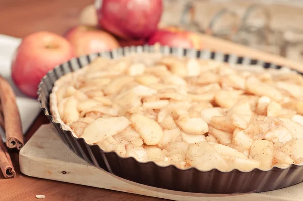 Apple pie with apples in the background — Stock Photo, Image