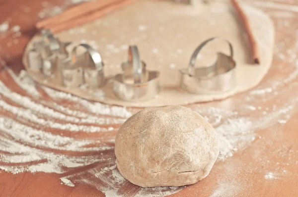 Weihnachtsplätzchen backen mit Stern- und Baummotiv — Stockfoto