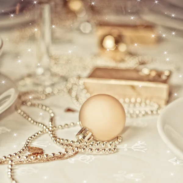 Weihnachtsplätzchen backen mit Stern- und Baummotiv — Stockfoto