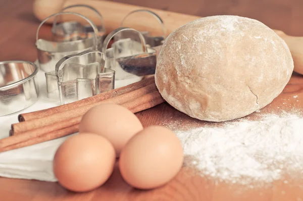 Weihnachtsplätzchen backen mit Stern- und Baummotiv — Stockfoto