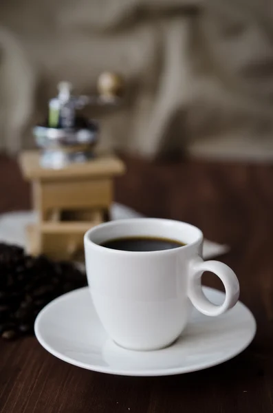 Csésze kávé és egy vintage kávédaráló — Stock Fotó