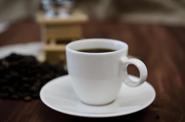 Kopje koffie en een vintage koffiemolen — Stockfoto