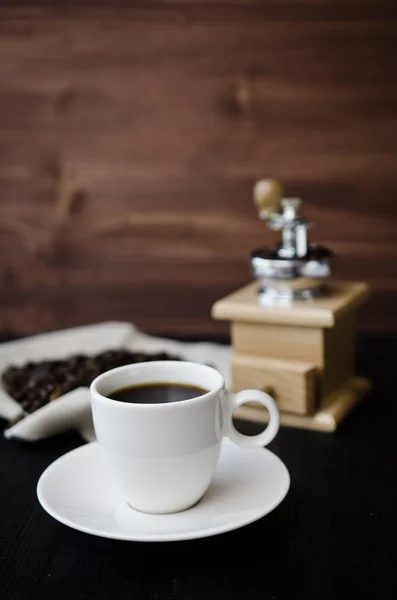 Une tasse de café et un moulin à café vintage — Photo