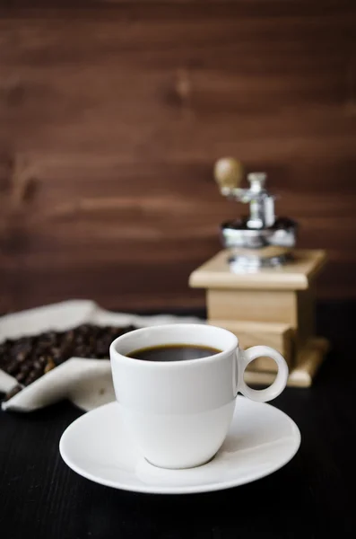 Une tasse de café et un moulin à café vintage — Photo