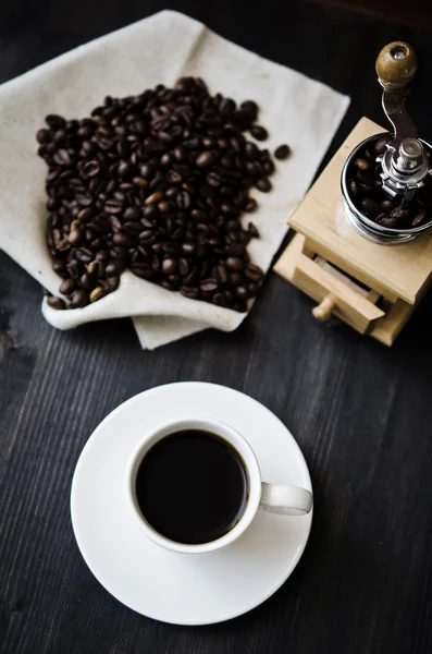 Xícara de café e um moedor de café vintage — Fotografia de Stock