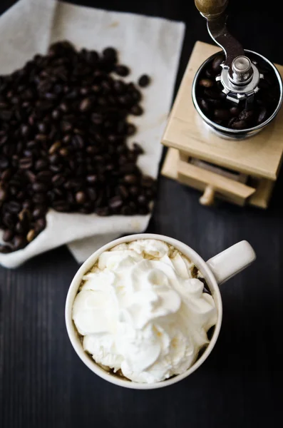 Cup of coffee and a vintage coffee grinder — Stock Photo, Image