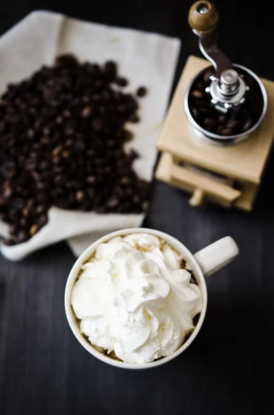 Fincan kahve ve bir vintage Kahve değirmeni — Stok fotoğraf