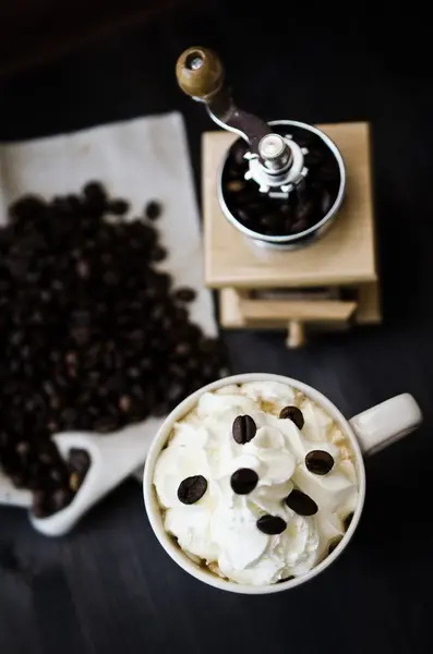 Xícara de café e um moedor de café vintage — Fotografia de Stock