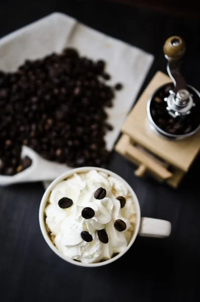 Kopp kaffe och en vintage kaffekvarn — Stockfoto