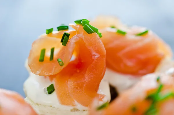 Canapes with smoked salmon and cream cheese — Stock Photo, Image