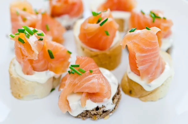 Canapes with smoked salmon and cream cheese — Stock Photo, Image