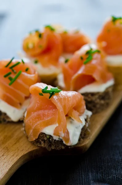 Canapes with smoked salmon and cream cheese — Stock Photo, Image