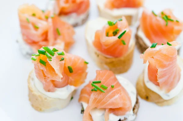 Canapes with smoked salmon and cream cheese — Stock Photo, Image