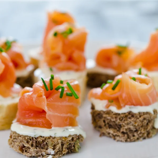 Canapes with smoked salmon and cream cheese — Stock Photo, Image