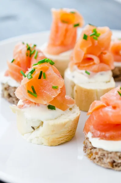 Canapés com salmão defumado e queijo creme — Fotografia de Stock