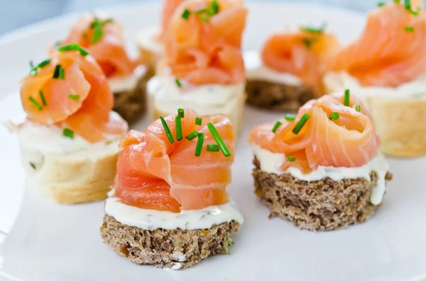 Canapes with smoked salmon and cream cheese — Stock Photo, Image
