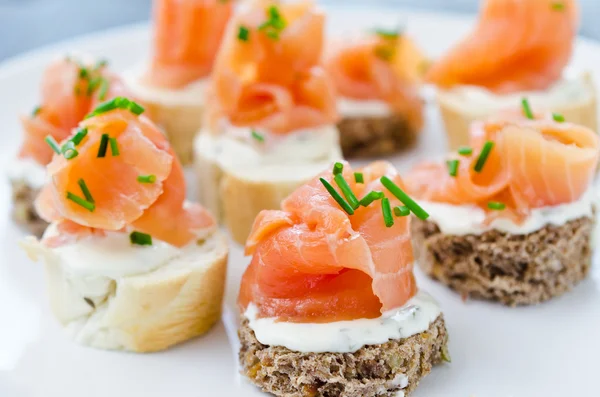 Canapés con salmón ahumado y queso crema — Foto de Stock