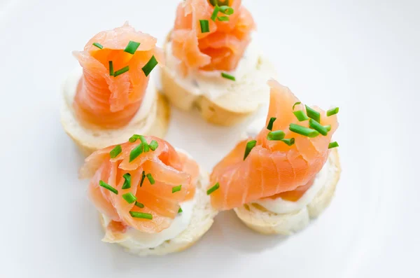 Canapes with smoked salmon and cream cheese — Stock Photo, Image