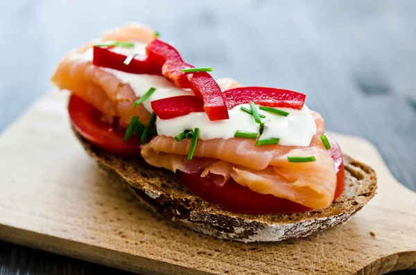 Canapés com salmão defumado e queijo creme — Fotografia de Stock