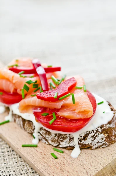 Canapés com salmão defumado e queijo creme — Fotografia de Stock