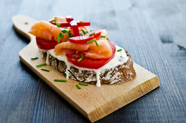 Canapés com salmão defumado e queijo creme — Fotografia de Stock